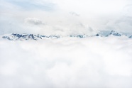 连绵起伏的雪山图片