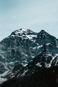 高耸的雪山图片