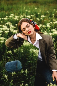 欧美复古风花海美女写真图片