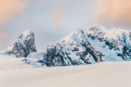 冬季白色雪山雪地图片