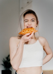 吃披萨的欧美美女图片