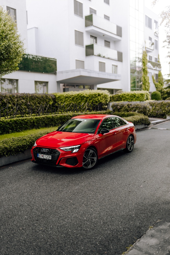 红色奥迪跑车图片