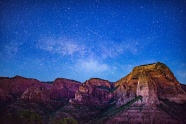 蓝色星空高山图片