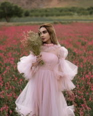 花海粉色少女风美女写真图片