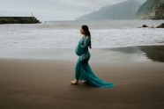 孕妇海边散步图片