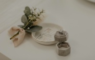 求婚戒指和花束图片