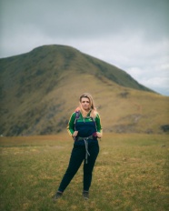 美女一个人山地旅行图片