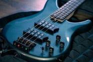 蓝色低音吉他图片