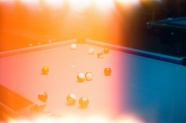 灯光下的台球桌台球图片