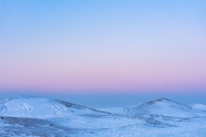 积雪覆盖的小山图片