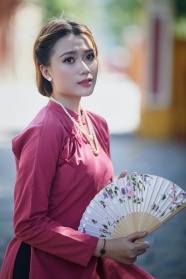 拿着扇子的美女图片