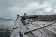 海上破旧木船特写图片
