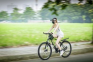 戴口罩单车运动美女图片