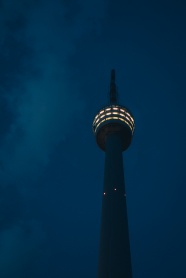 夜幕下的尖塔建筑图片