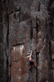 男子攀岩运动图片