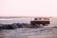 戈壁荒野小巴士图片