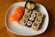 三文鱼寿司卷美食图片