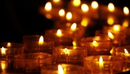 教堂祈祷蜡烛火光图片