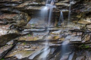 岩石水流小瀑布图片