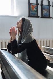 美女在教堂祷告图片