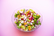 玻璃碗上营养蔬菜沙拉图片