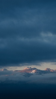 阴天雪山风景图片