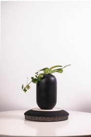 唯美黑色陶瓷花艺图片