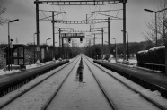 冬季铁路轨道黑白图片