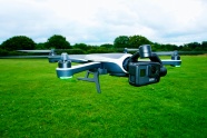 无人机在草地上飞行图片