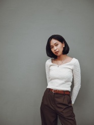 齐短发美女写真图片