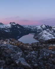 黄昏雪域高山图片