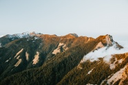 云雾缭绕雪域高山图片