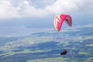空中降落滑翔伞图片