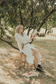 果树下看书的美女图片