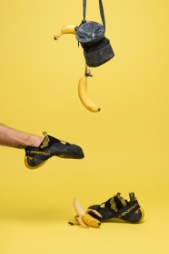 创意香蕉和运动鞋摄影图片