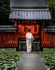 日式建筑和服美女背影图片