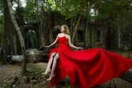 红色大裙摆礼服美女图片