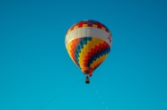 蓝天下乘坐热气球图片