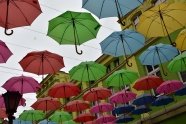 街上装饰雨伞天幕图片