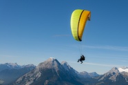 高山滑翔伞降落图片
