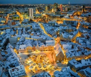 雪中城市夜景图片