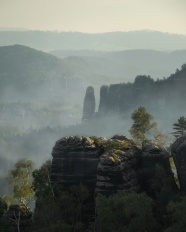 深山雾气朦胧风景图片