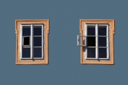 墙壁两个木窗户图片