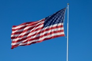 旗杆上飘扬美国旗帜图片