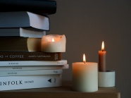 书籍和白色蜡烛图片