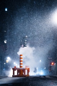 冬季街拍下雪天夜景图片