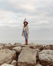 海边礁石美女风景图片