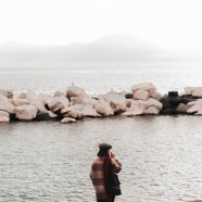 美女站在海边背影图片