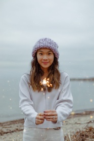 手持烟花的亚洲美女图片