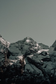 小雪覆盖的山脉图片